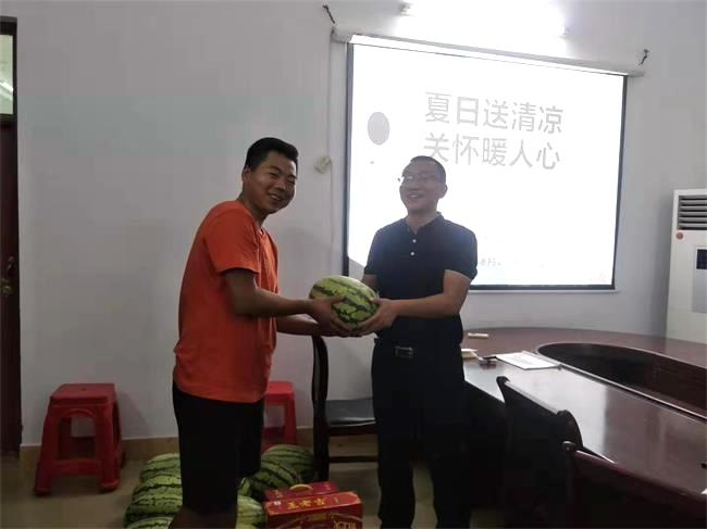 夏日送清涼，關(guān)懷暖人心