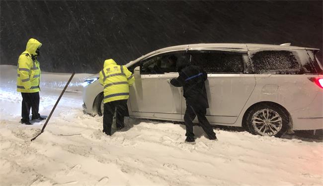 冒嚴寒 頂疾風暴雪 協力同心 保安全暢通