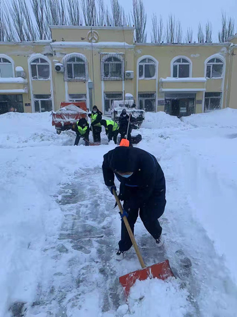 當風雪咆哮襲來，好通人堅守最后的通道