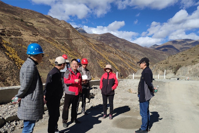 巖土公司奮勇向前 保質保量完成G349線邊壩至嘉黎段改建工程路基沉陷勘察工作