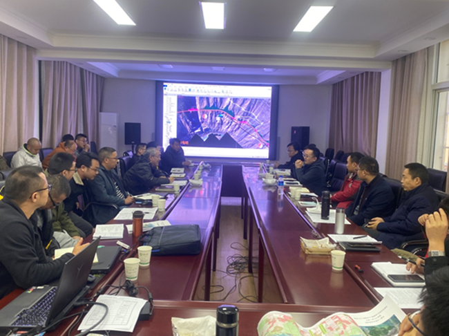 不畏疫情 缺氧不缺精神——西安中交通力領導現場指導G214線咨詢審查工作 公司專家對初步設計方案進行現場審查