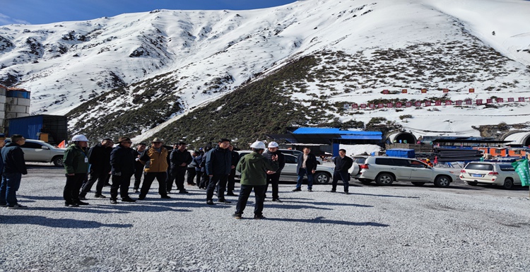西藏自治區人民政府副主席任維蒞臨夏貢拉山隧道檢查指導工作