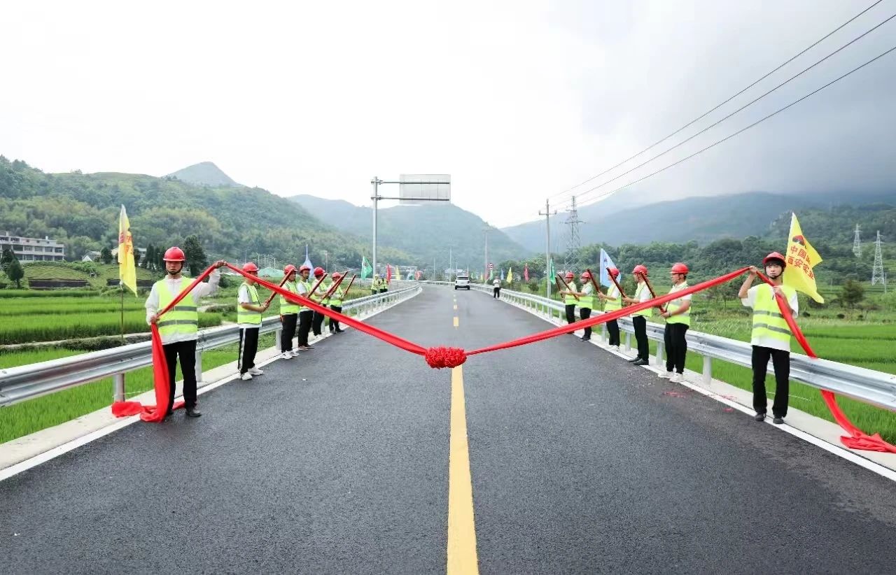 蒼南縣礬山至鳳陽“四好農村路”工程通過交工驗收順利通車