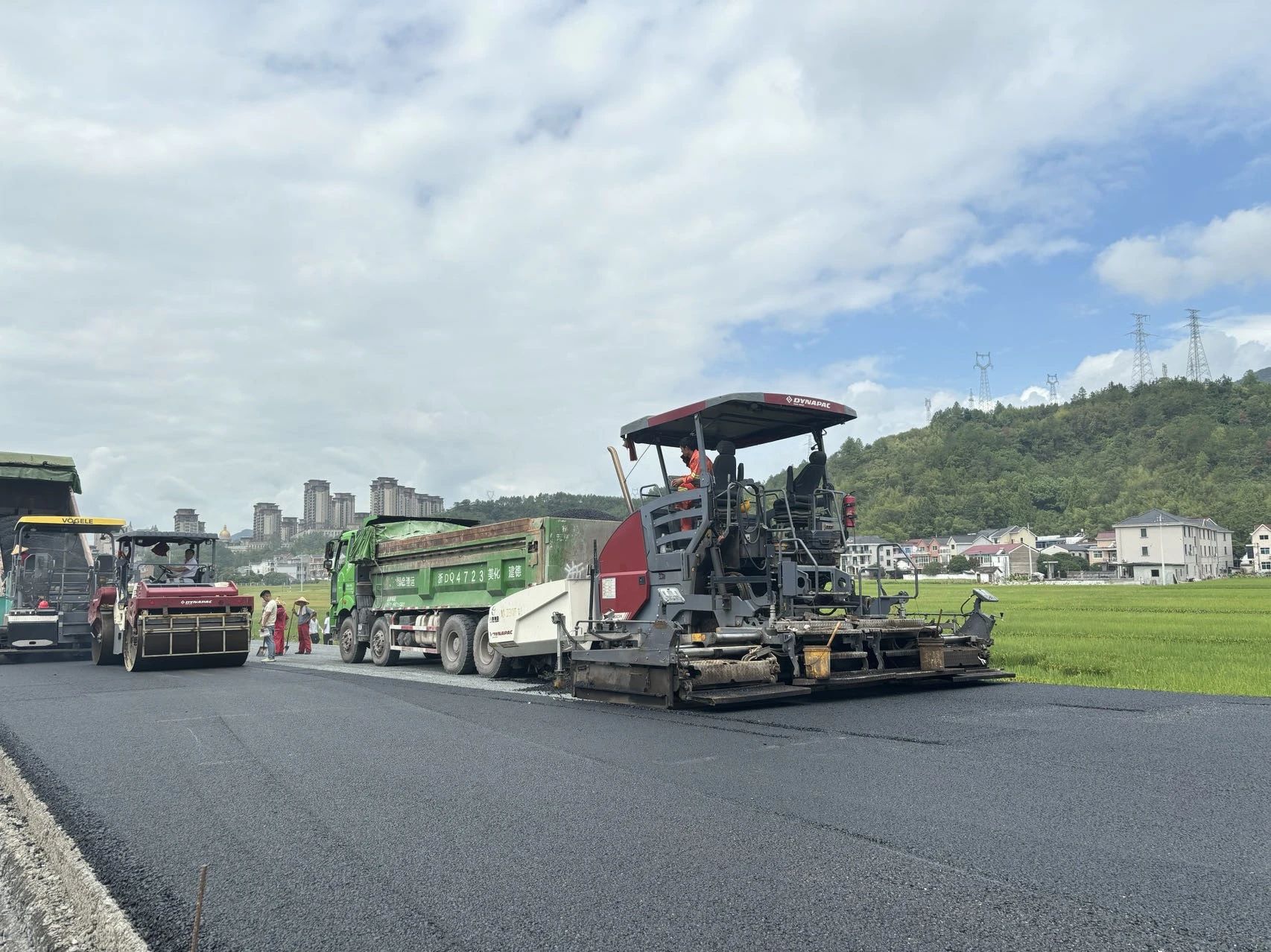 320國道3標段順利完成A匝道瀝青路面鋪筑