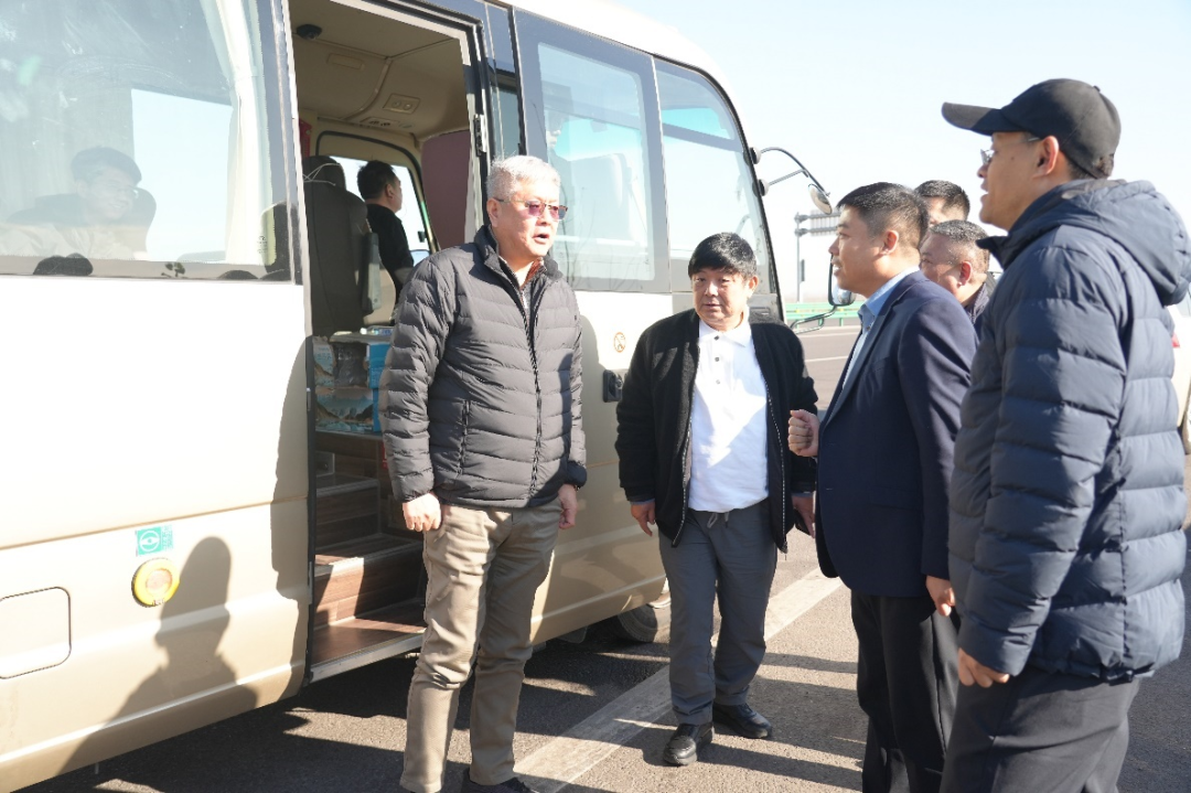 中國公路勘察設計協會副理事長李志軍率隊參觀考察我公司赤曹國道G508智慧公路